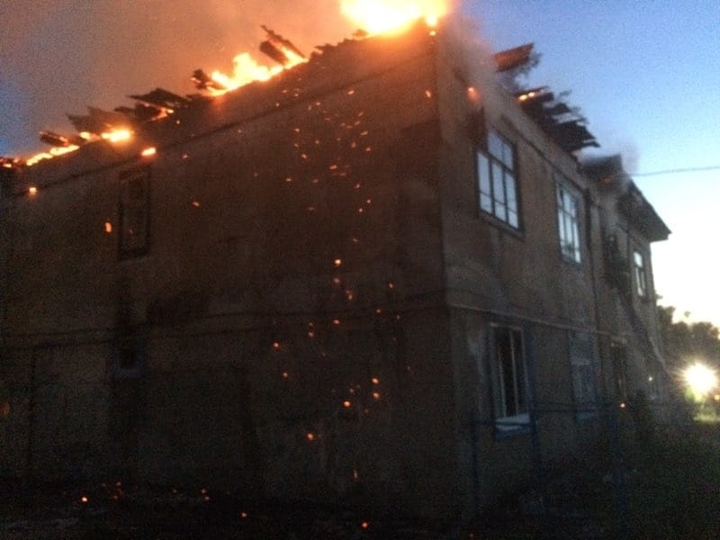 Крупный пожар произошел на Бору: огонь уничтожил половину многоквартирного дома - фото 1