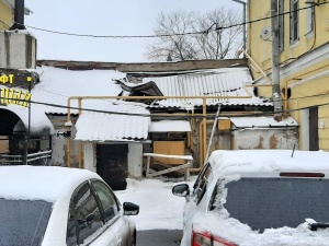 Полуразрушенная крыша угрожает горожанам и туристам на Рождественской в Нижнем Новгороде