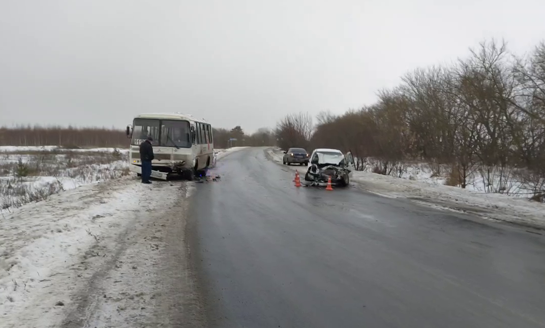 Женщина на иномарке устроила ДТП с автобусом в Богородском округе - фото 1