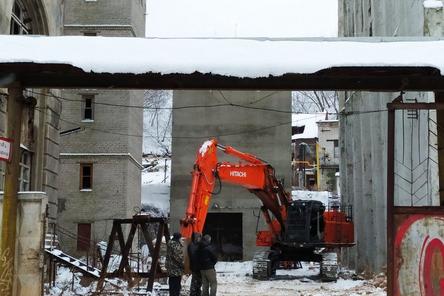 Технику для демонтажа элеватора завозят под метромост в Нижнем Новгороде