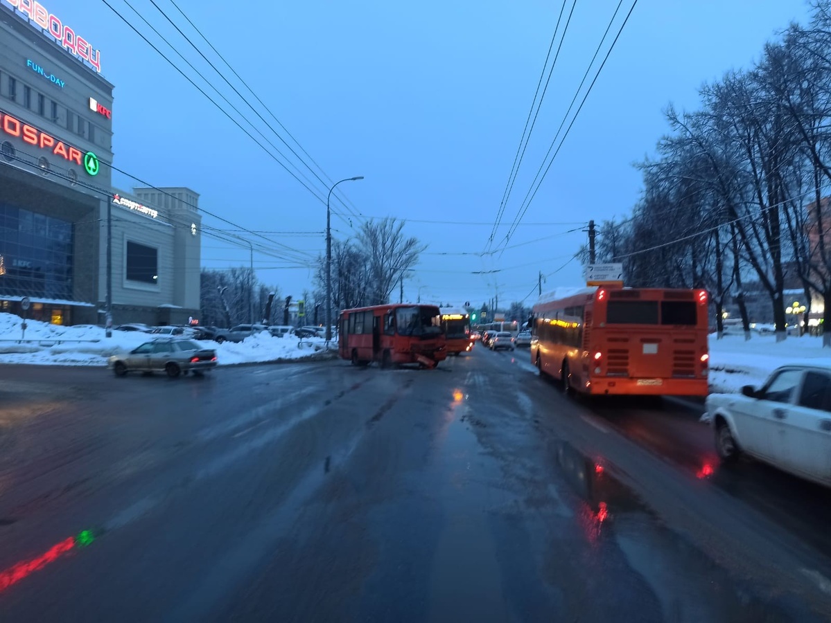 Женщина пострадала при столкновении двух автобусов в Автозаводском районе - фото 1