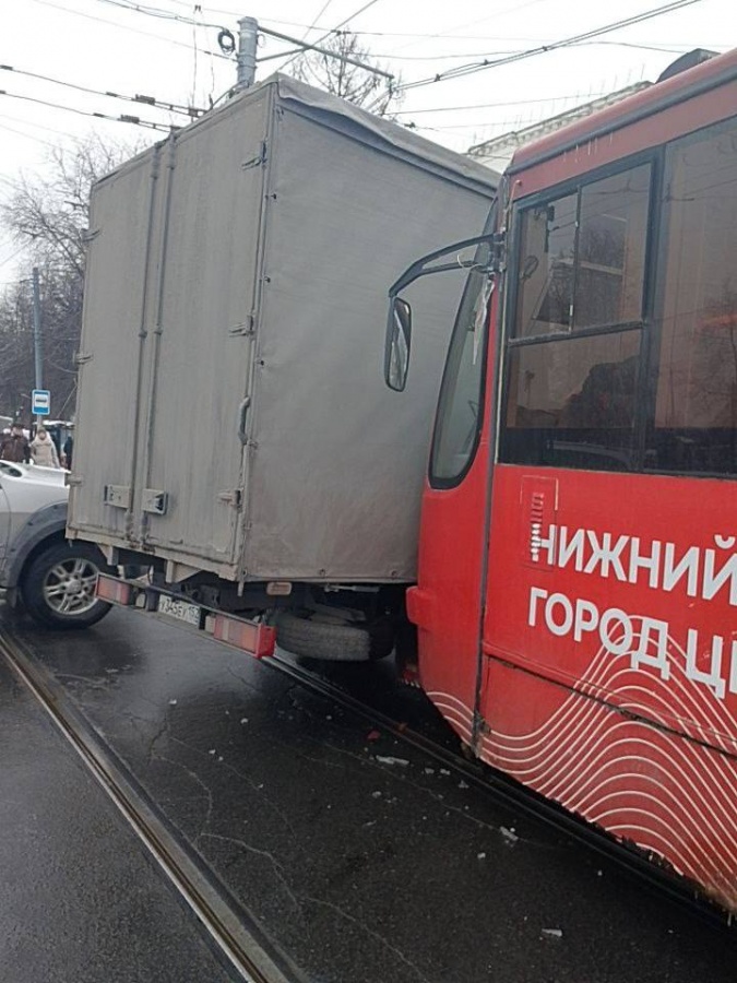 Движение трамваев №6 и №7 приостановили из-за ДТП в Нижнем Новгороде - фото 1