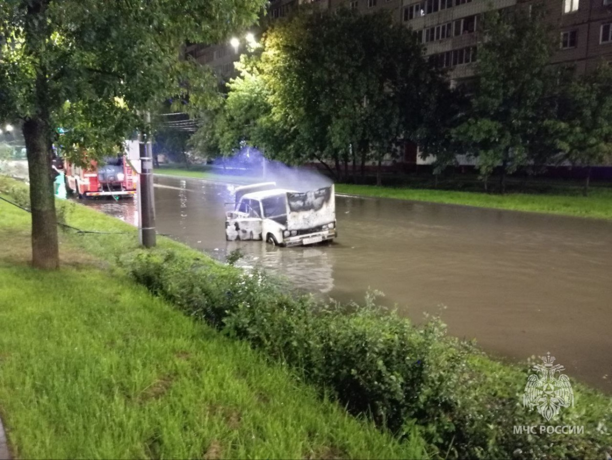 Салон &laquo;Жигули&raquo; загорелся ночью на Автозаводе в Нижнем Новгороде - фото 2