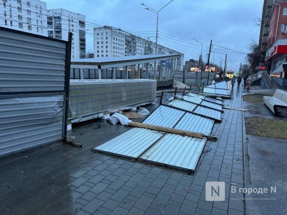 Ураган повалил деревья и заборы в Нижнем Новгороде: публикуем фото - фото 6