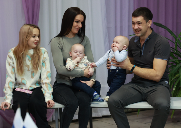 Глава Дзержинска поздравил семьи с новорожденными детьми - фото 1