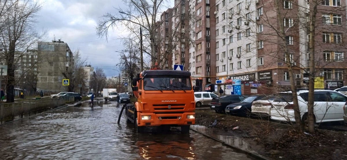 Воду откачивают с улиц Нижнего Новгорода перед резким похолоданием - фото 1