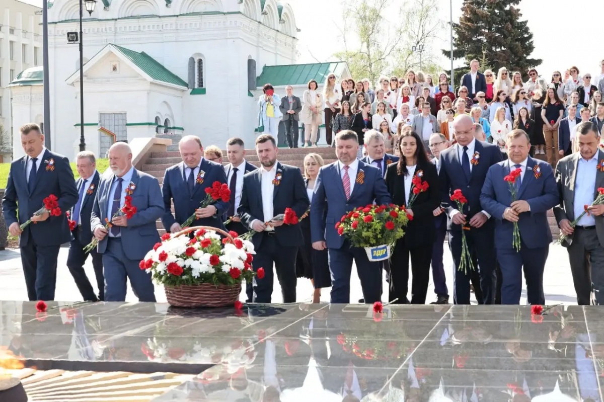 Нижегородские депутаты возложили цветы к Вечному огню в кремле - фото 1