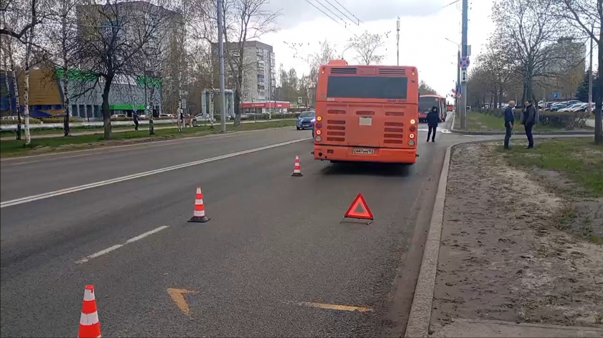 Двоих пассажиров увезли в больницу после падения в нижегородском автобусе - фото 1