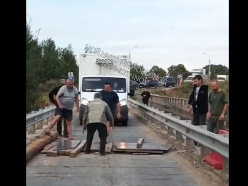 Огромная яма образовалась на мосту в Нижегородской области - фото 1