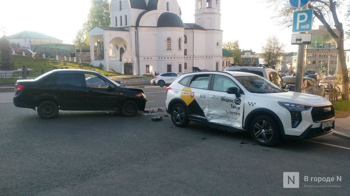 Такси попало в ДТП в центре Нижнего Новгорода