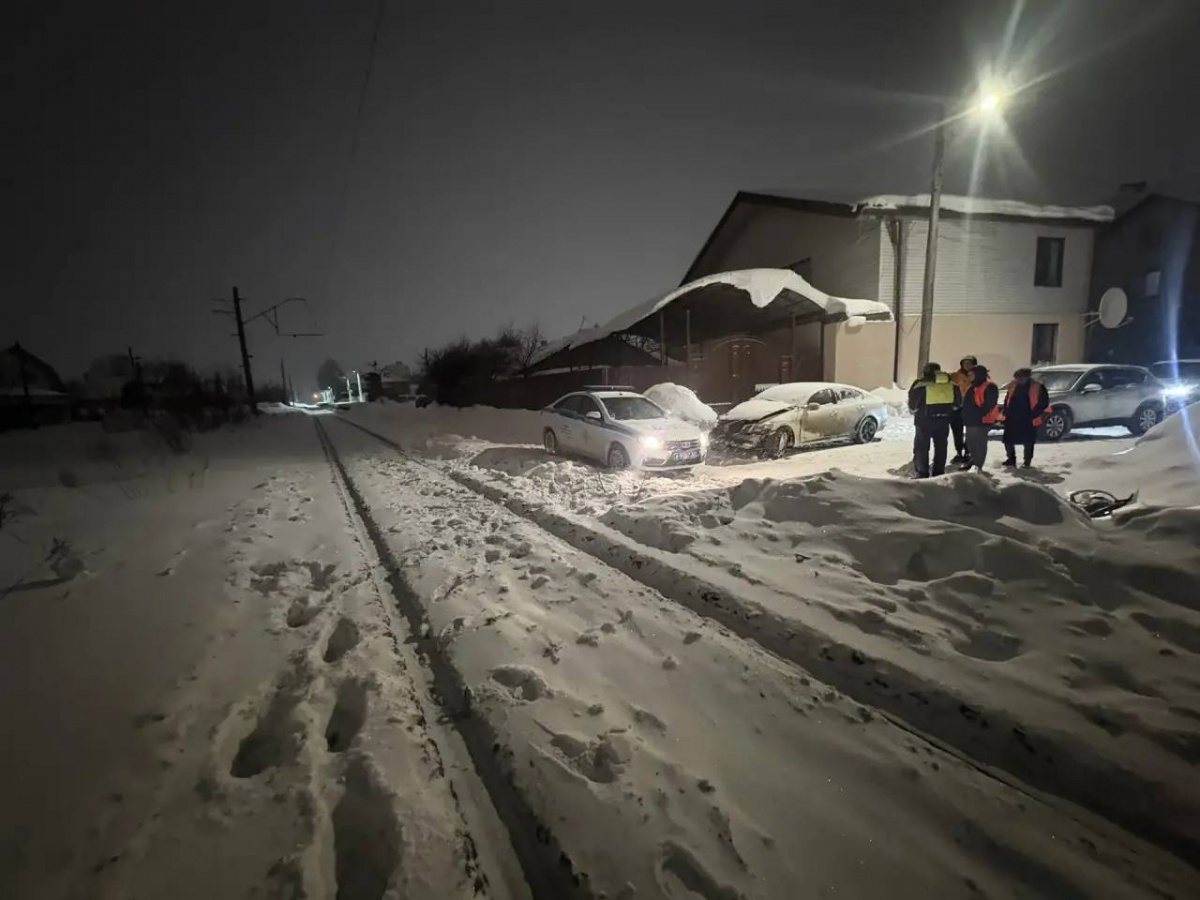 Lexus и пригородная электричка столкнулись в Нижнем Новгороде - фото 1