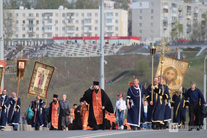 Фоторепортаж: как прошел пасхальный крестный ход в Нижнем Новгороде - фото 81