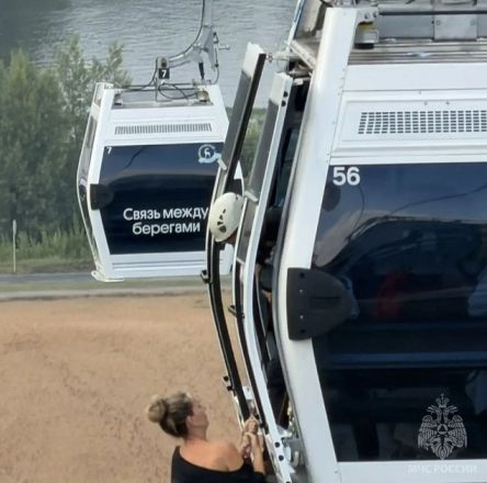 Появились фото спасения пассажиров из застрявших кабинок нижегородской канатки - фото 2
