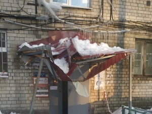 Глыбы льда рушат подъезды нижегородских домов