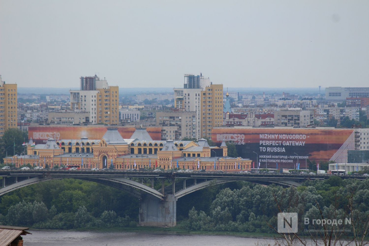 «Включаю свет днем»: огромный фальш-фасад на многоэтажке бесит нижегородцев