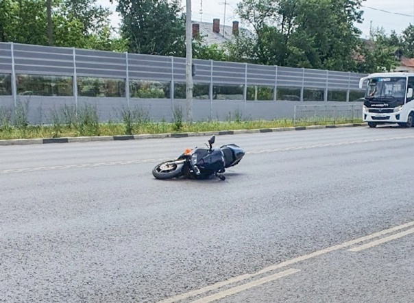 Два человека пострадали в столкновении мотоцикла с иномаркой в Володарске