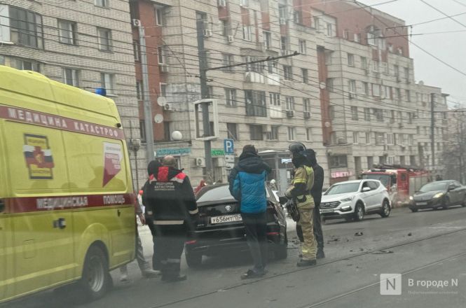 ДТП случилось около ТЦ &laquo;Этажи&raquo; в Нижнем Новгороде - фото 1