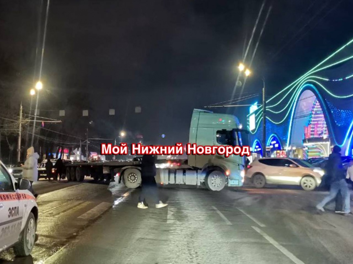 Огромная пробка образовалась на проспекте Гагарина из-за жесткого ДТП с фурой - фото 1