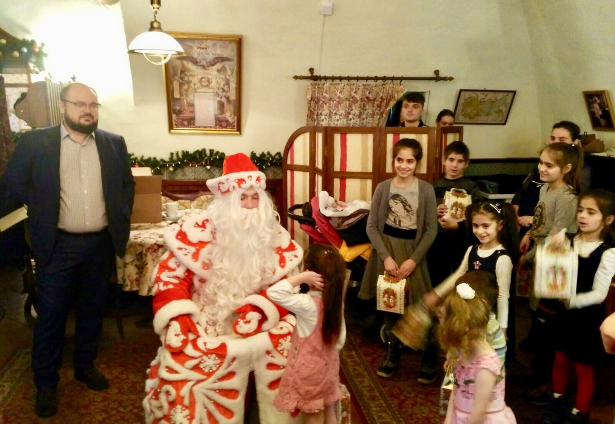 Новогоднее торжество для многодетных семей провел Благотворительный фонд Олега Кондрашова в Нижнем Новгороде - фото 1