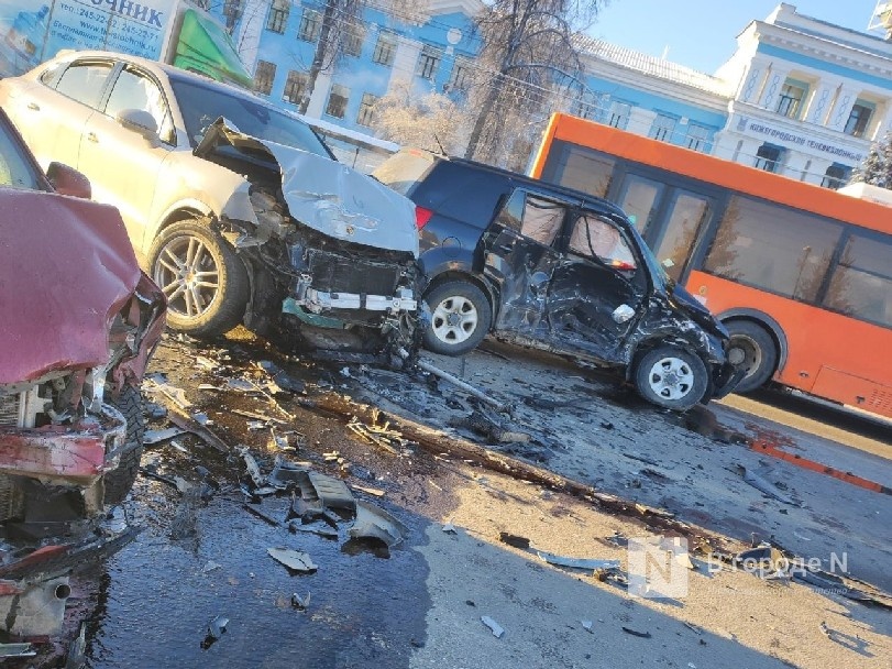 Авария с участием трех иномарок произошла на проспекте Гагарина в Нижнем Новгороде - фото 1