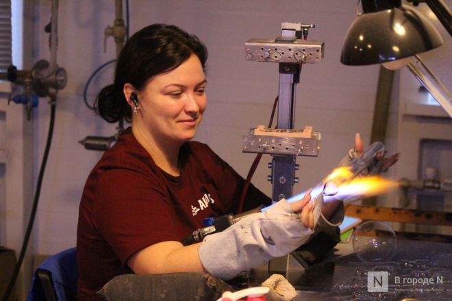 Волшебство из стекла: фоторепортаж с фабрики елочных игрушек в Нижнем Новгороде - фото 85