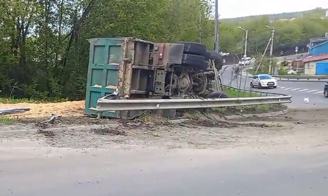 Грузовик перевернулся в Нижнем Новгороде из-за лопнувшего колеса - фото 1