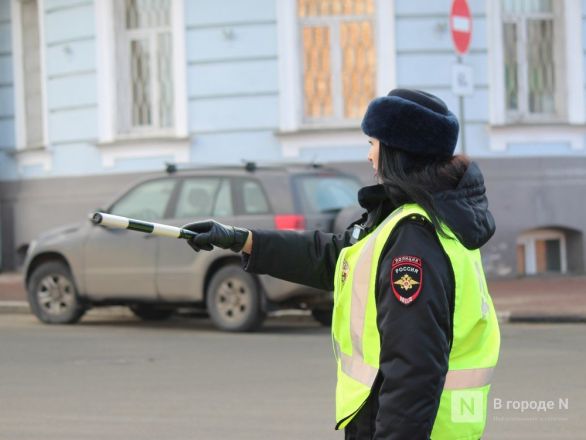 Девушки-полицейские поздравили нижегородских водителей с Днем защитника Отечества - фото 33