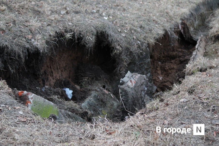 Огромный провал появился на склоне Александровского сада в Нижнем Новгороде - фото 1