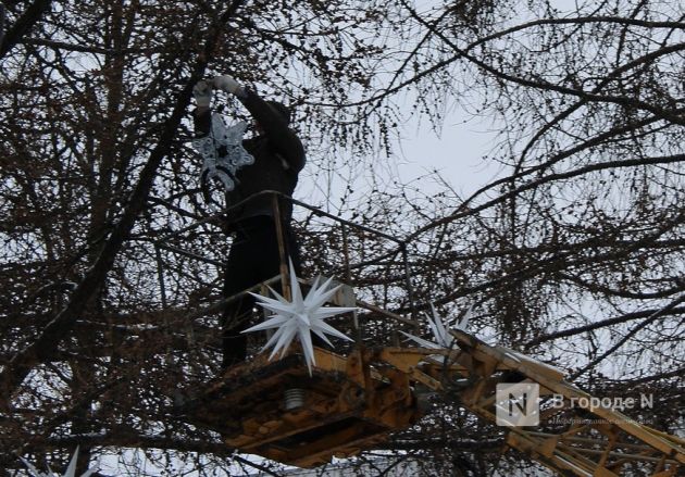 Новогоднюю елку установили на площади Горького в Нижнем Новгороде - фото 8