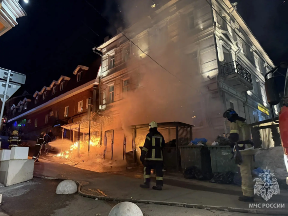 Пожар случился на Рождественской в Нижнем Новгороде: фото с места событий - фото 2