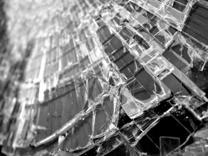 Пьяный водитель ВАЗа влетел в столб под мостом в Арзамасе