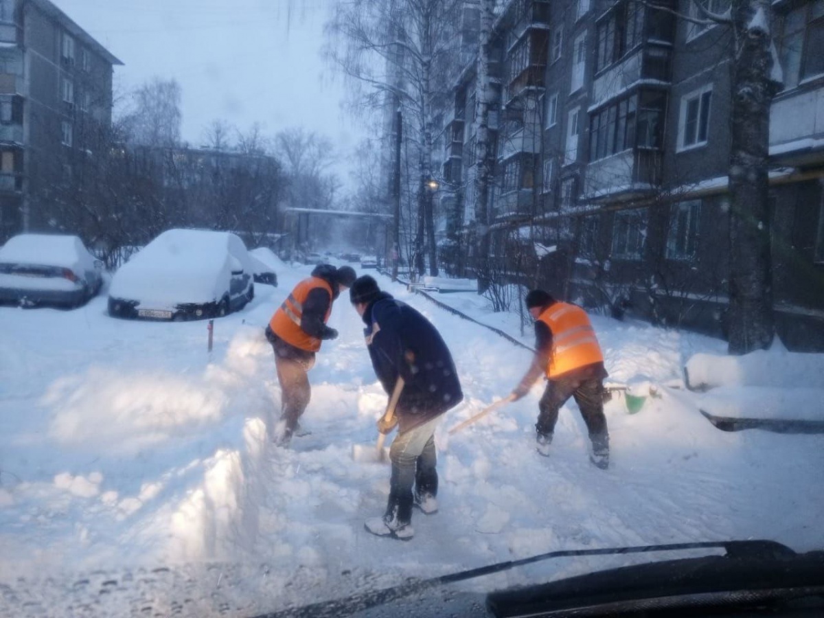 Свыше 4000 человек задействованы в ликвидации последствий снегопада в Нижнем Новгороде - фото 1