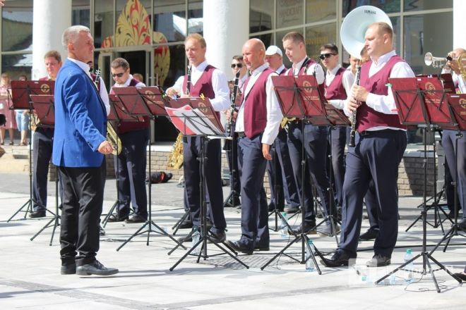 Парад духовых оркестров прошел по Большой Покровской в День города - фото 17