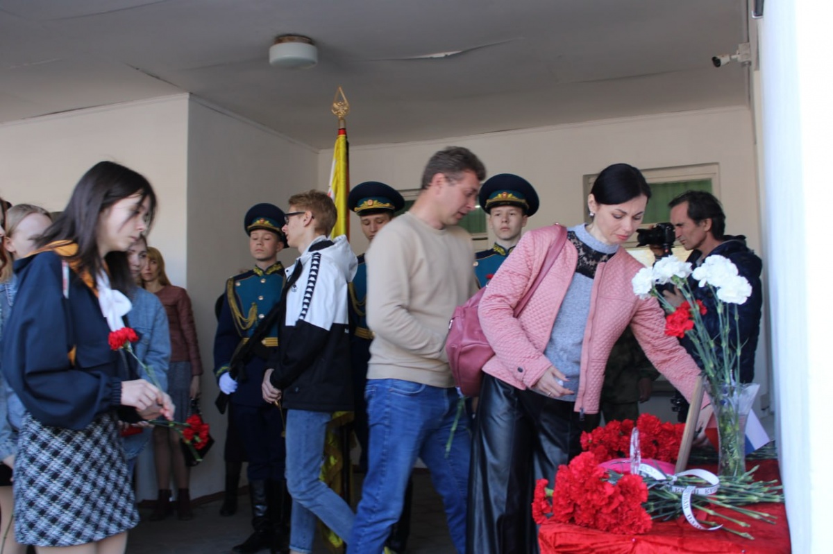 Мемориальная доска в честь погибшего в СВО Анатолия Стариковского появилась на школе №6 в Балахне - фото 2