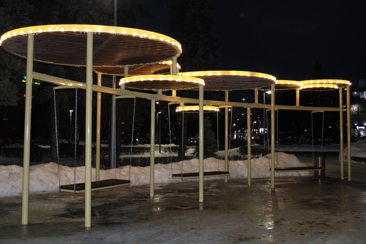 Парк и скверы украсили новогодней иллюминацией в Автозаводском районе - фото 1
