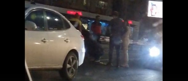 Бегавшая по дороге неадекватная девушка попала под машину в Сормове - фото 1