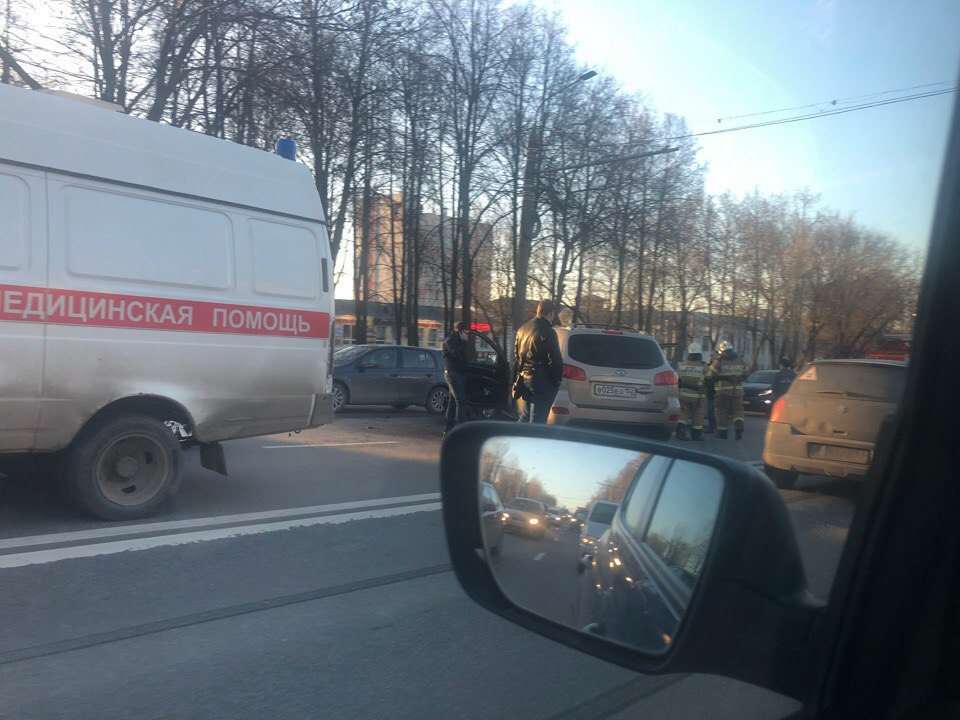 ДТП напротив &laquo;Нитела&raquo; парализовало движение на проспекте Гагарина (ФОТО) - фото 2