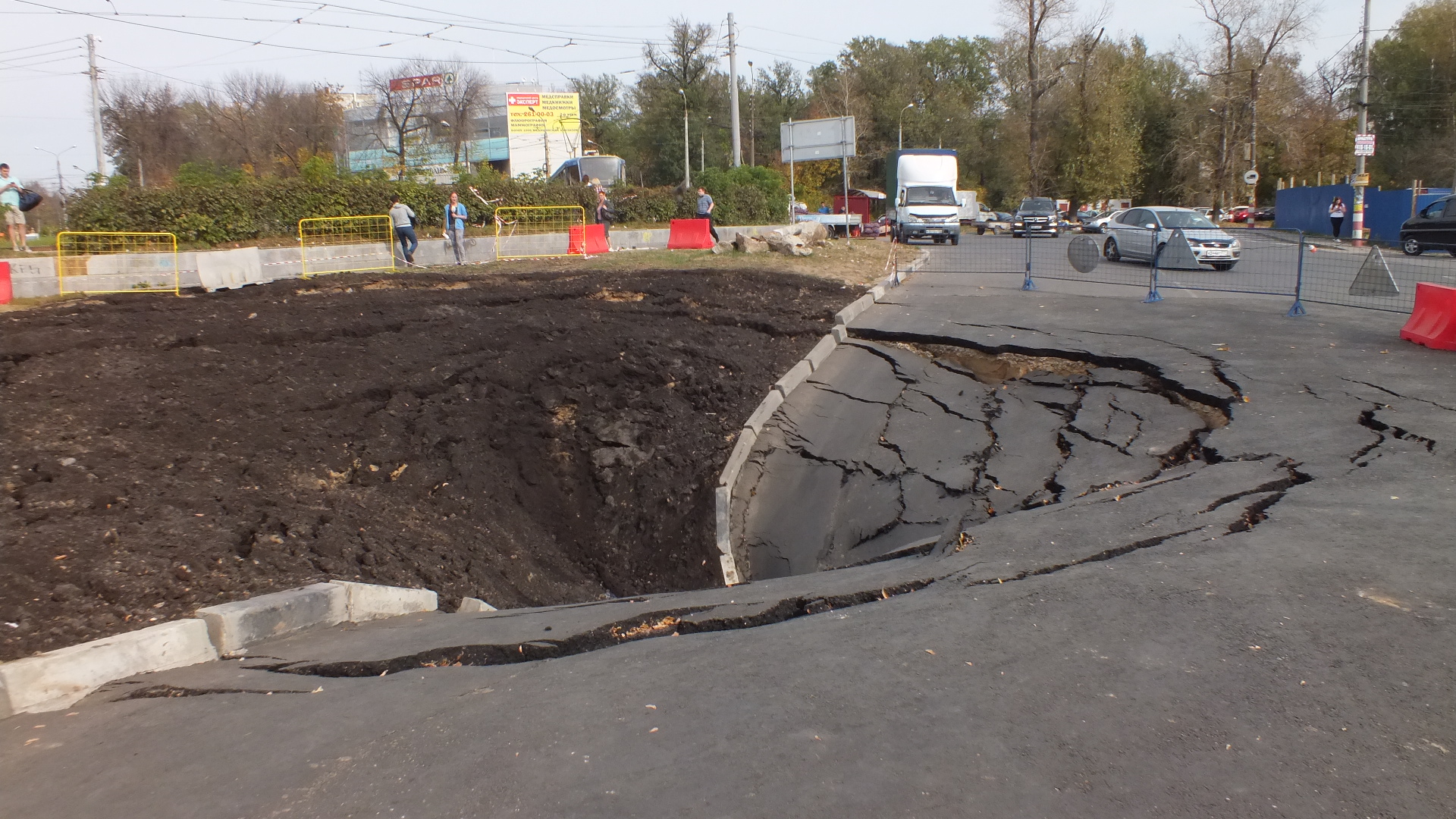 Просадка грунта. Карстовые провалы в Нижнем Новгороде. Просадочные грунты в Нижнем Новгороде. Провал грунта Нижний Новгород. Провал на Мызе Нижний Новгород.