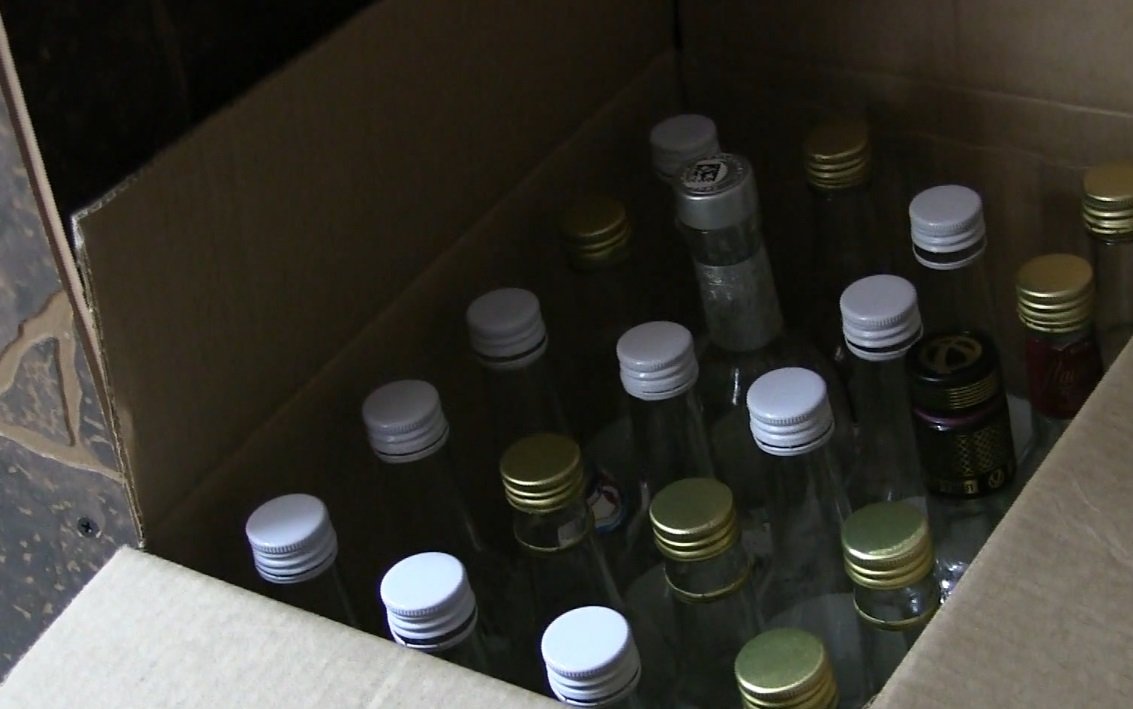 Полицейские изъяли девять литров алкоголя из бара на улице Веденяпина - фото 1