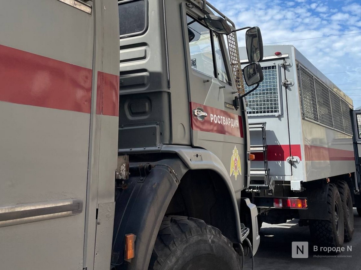 Двое пьяных мужчин разгромили концертный зал на Нижневолжской набережной - фото 1