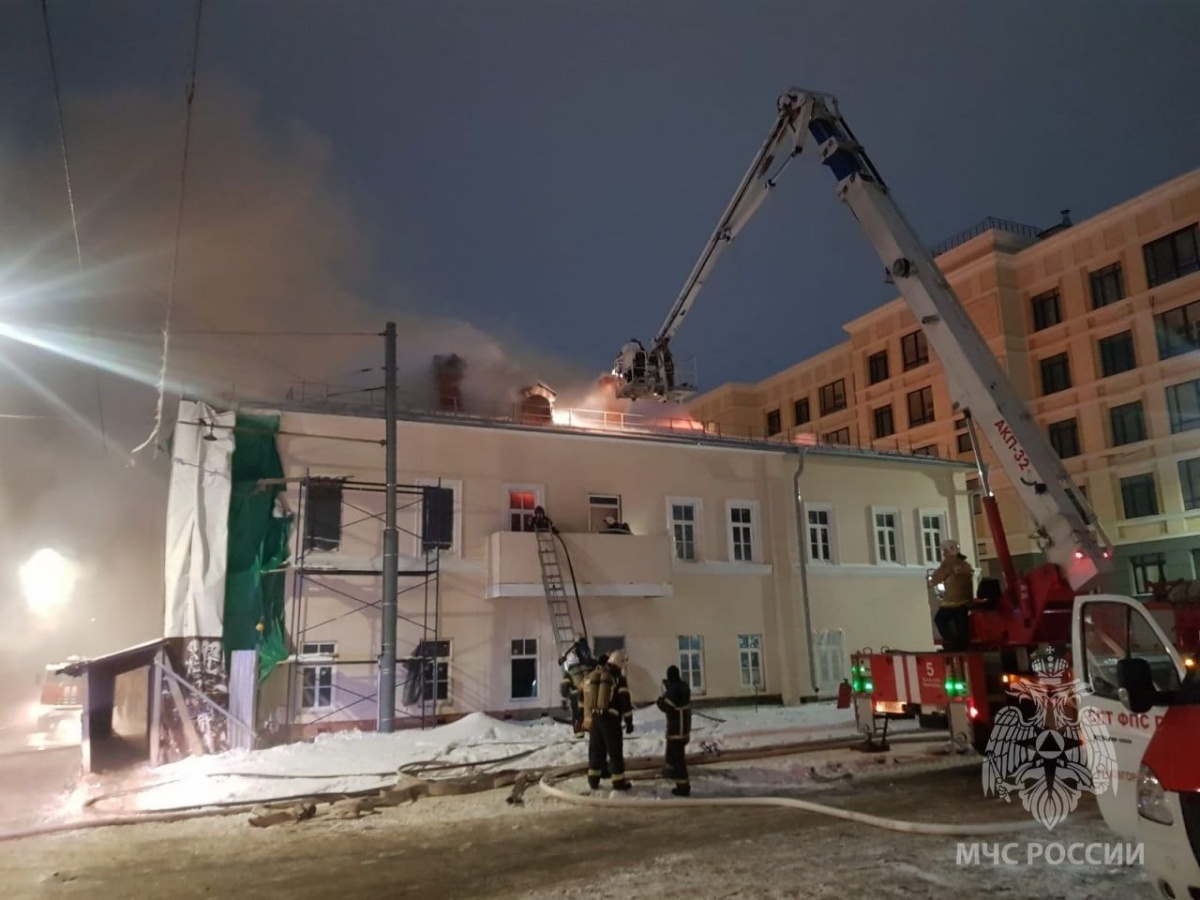 Нижегородский пожарный пострадал при тушении исторического дома на улице Ильинской  - фото 1