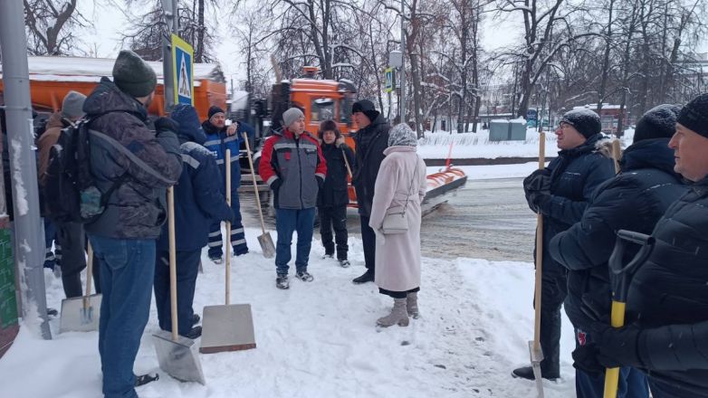 Чиновники взяли лопаты, чтобы бороться со снегом в Нижнем Новгороде - фото 1