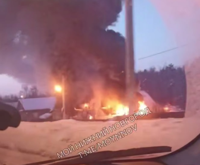 Жилой дом загорелся на Московском шоссе в Нижнем Новгороде - фото 1