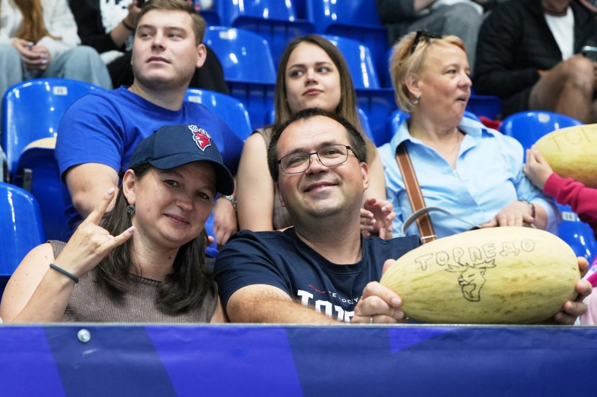 Игроки ХК &laquo;Торпедо&raquo; подарили болельщикам дыни на открытой тренировке 16 августа - фото 1