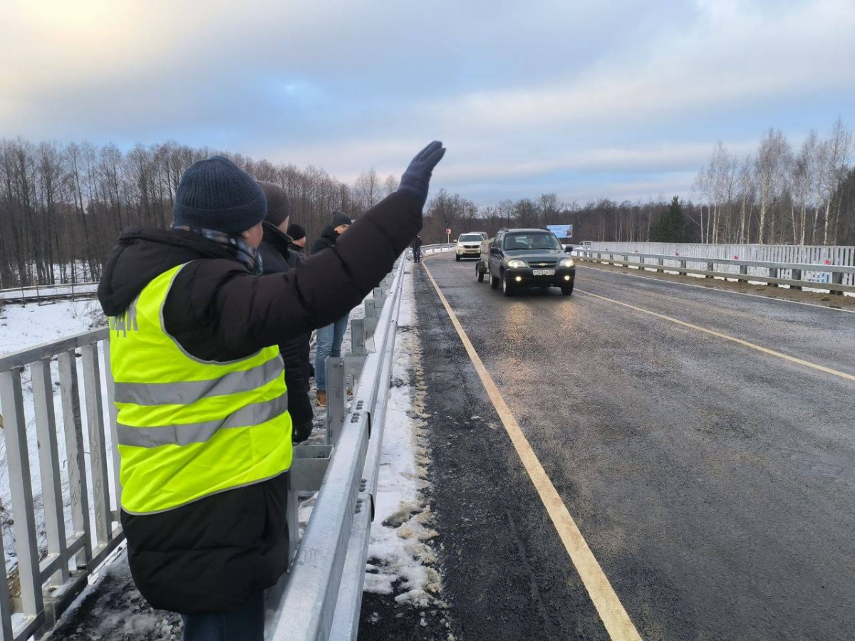 Движение по первому в России автомосту из алюминия открылось на Бору