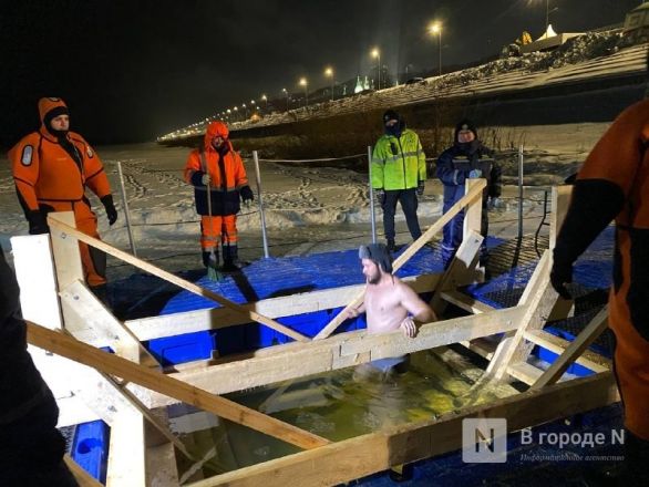 Крещенские купания прошли в Нижнем Новгороде в ночь на 19 января - фото 3