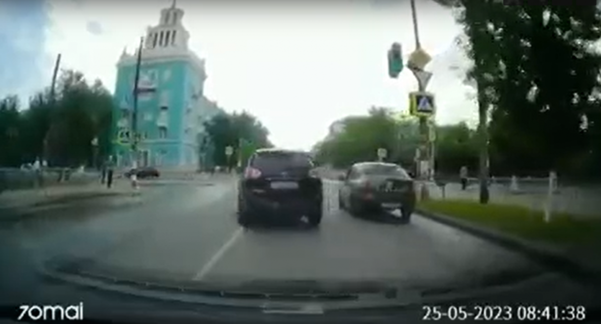 Водитель Nissan плюнул в беременную инструктора по вождению в Дзержинске - фото 1