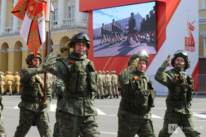 Фоторепортаж: парад в честь 80-й годовщины Победы прошел в Нижнем Новгороде - фото 229