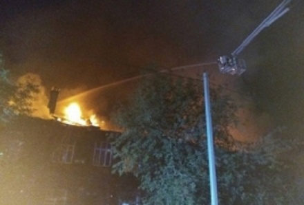 Два человека погибли при пожаре в нежилом доме в Ленинском районе