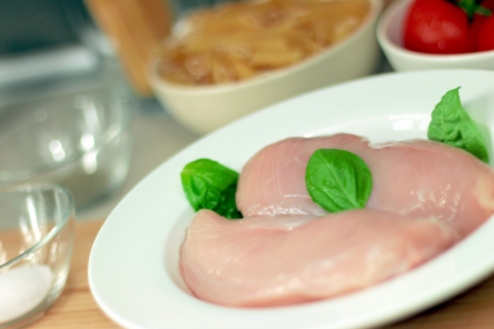 Опасные бактерии и вторая свежесть: филе индейки не прошло тест Росконтроля